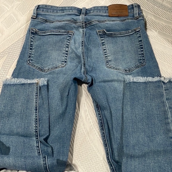 Lucky Brand size 6/28. Mid-High Rise Bridgette Skinny jean w/ fray hem. - Picture 1 of 4